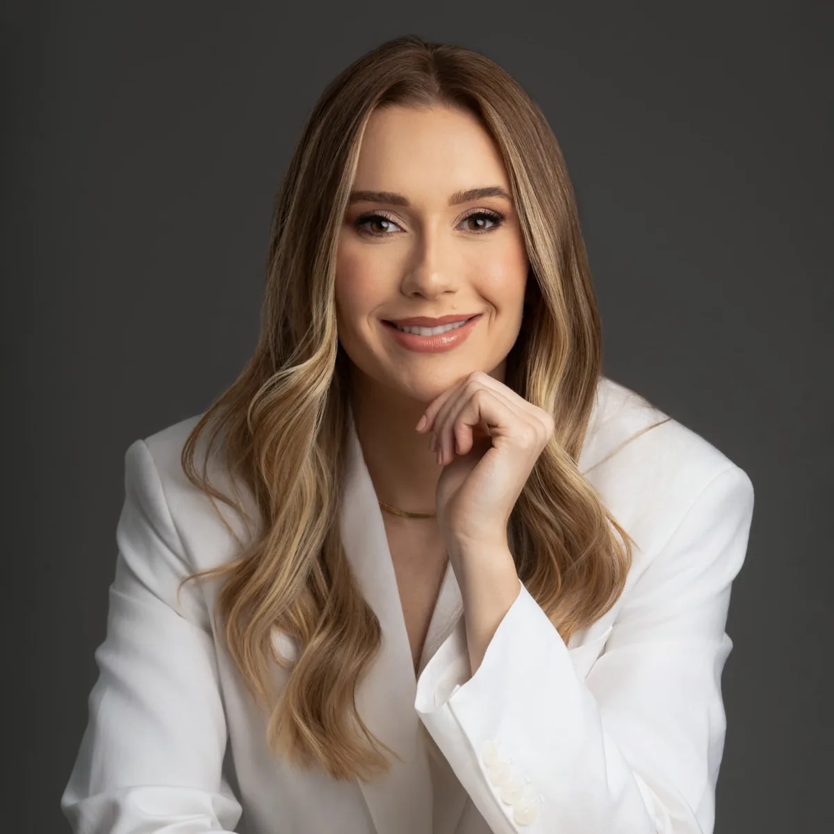 Retrato da Dra. Amanda Prado, médica, CRM 20515-ES